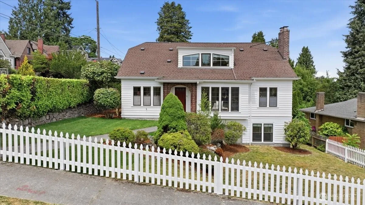 Property photo for 1902 Ne 73rd Street, Seattle