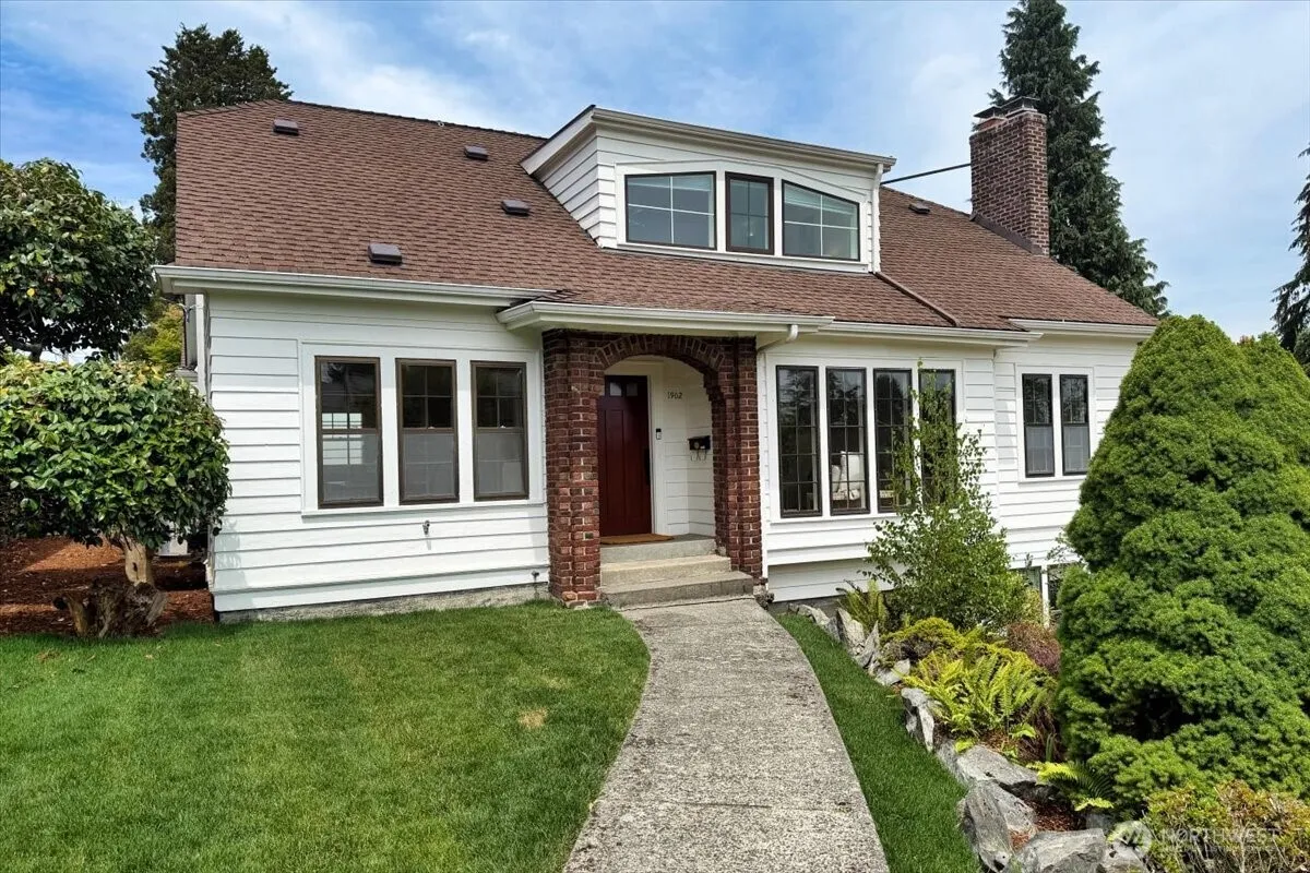 Property photo for 1902 Ne 73rd Street, Seattle photo 3