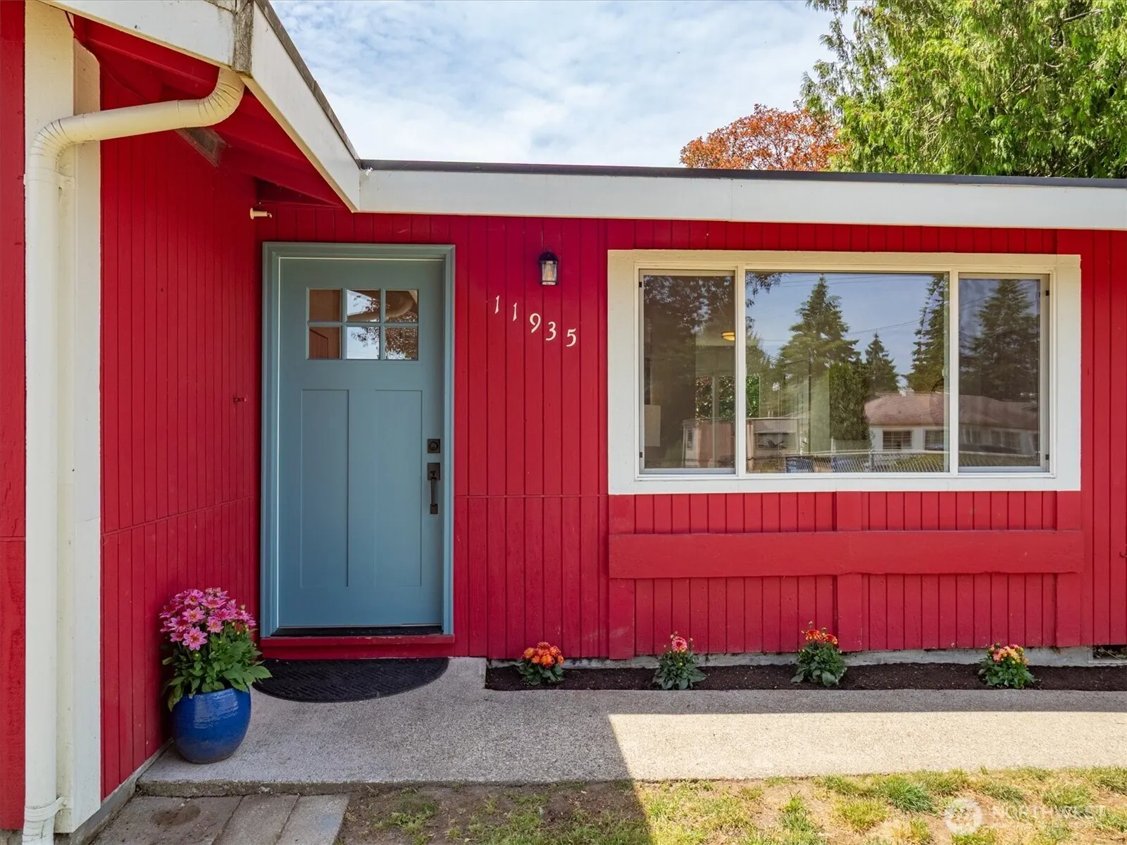 Property photo for 11935 8th Avenue Sw, Seattle photo 2