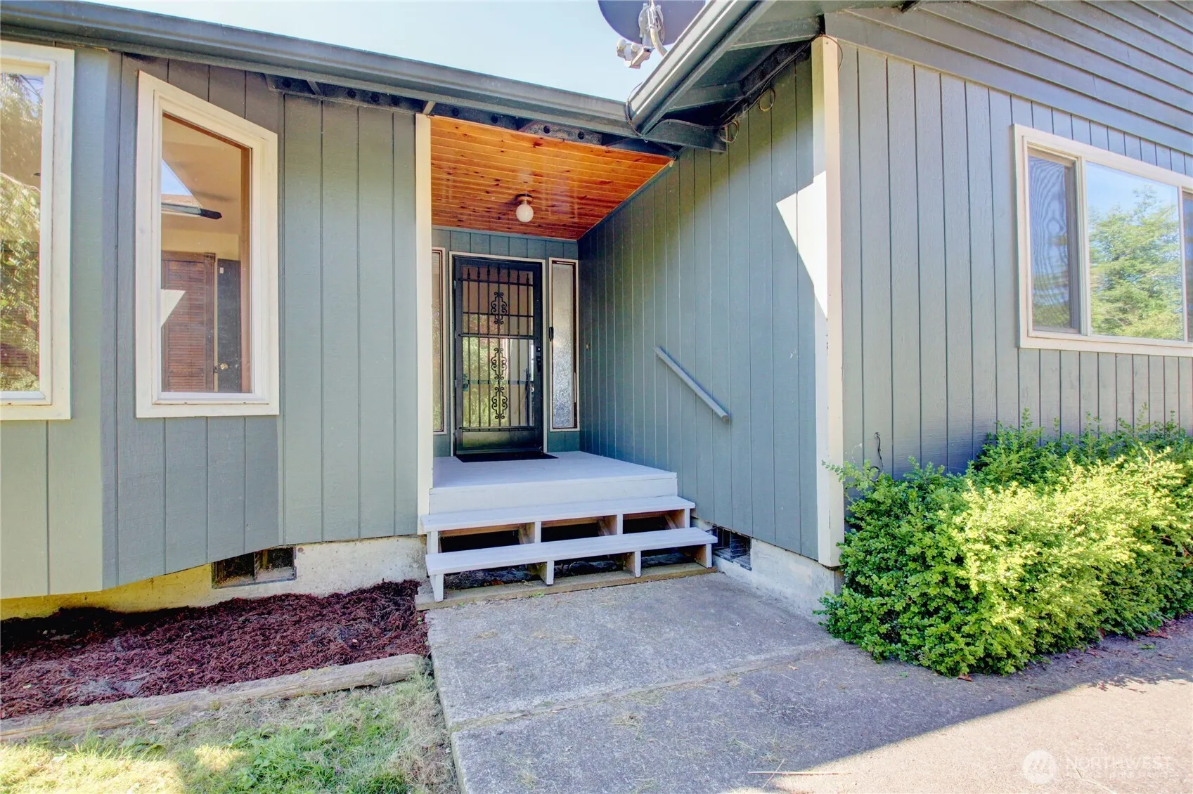 Property photo for 3046 Old Highway 99 North Road, Burlington photo 2