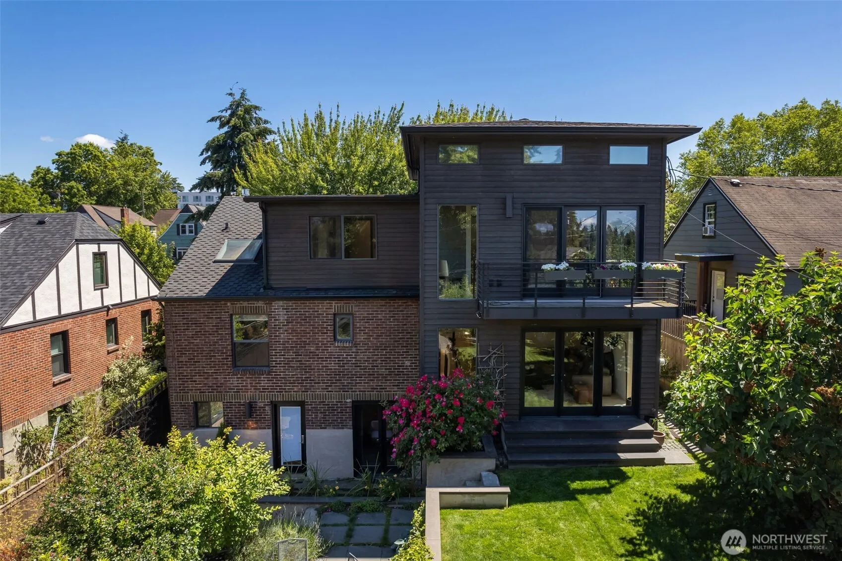 Property photo for 3033 45th Avenue Sw, Seattle photo 2