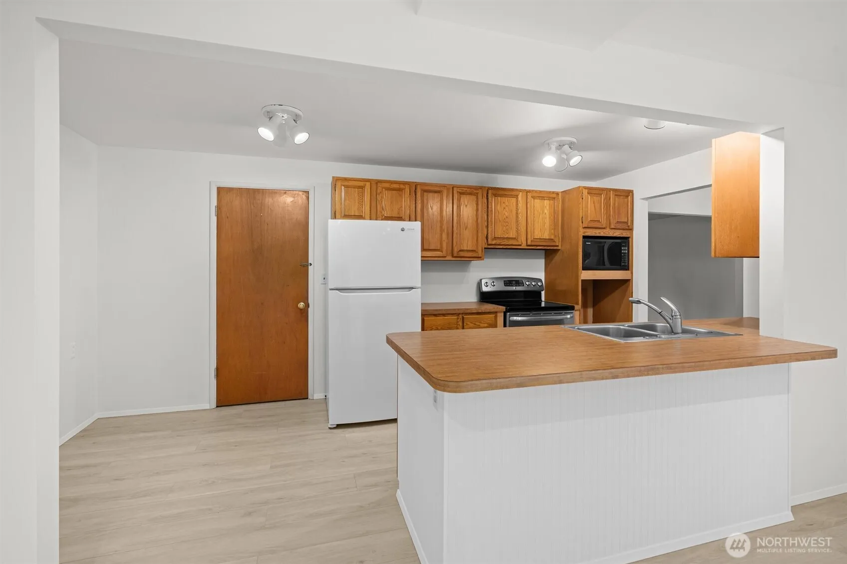 Property photo for 16811 1st Avenue Nw, Shoreline photo 2
