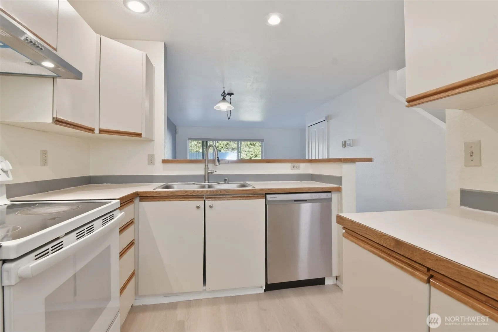 Property photo for 2100 S 336th Street #p5, Federal Way photo 4