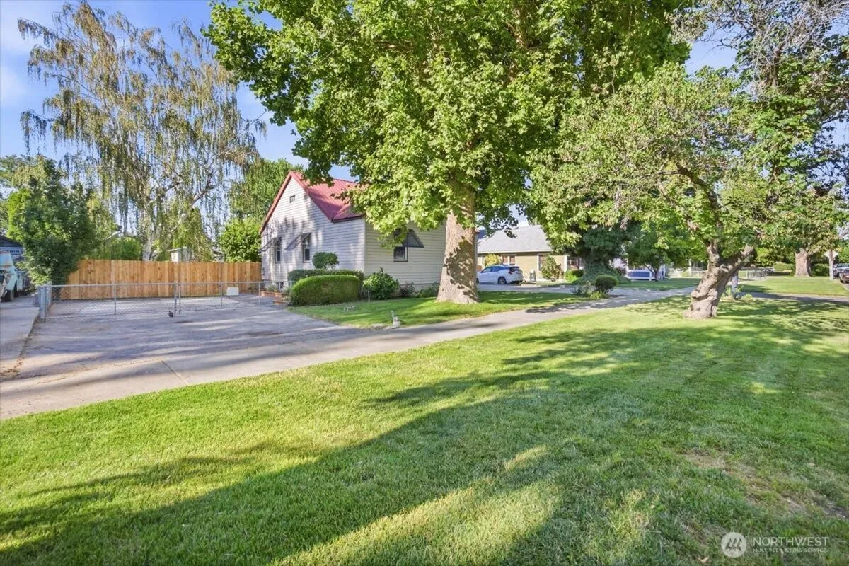 Property photo for 810 W Albany Ave, Kennewick photo 3