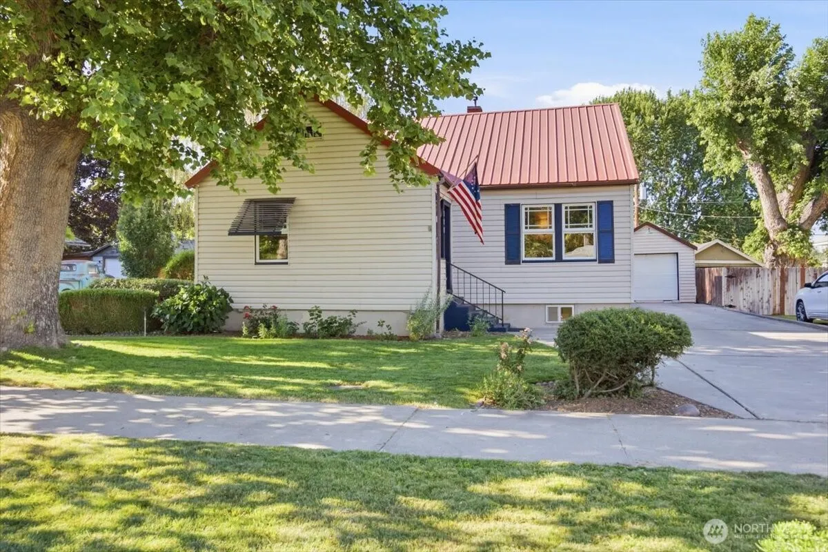Property photo for 810 W Albany Ave, Kennewick