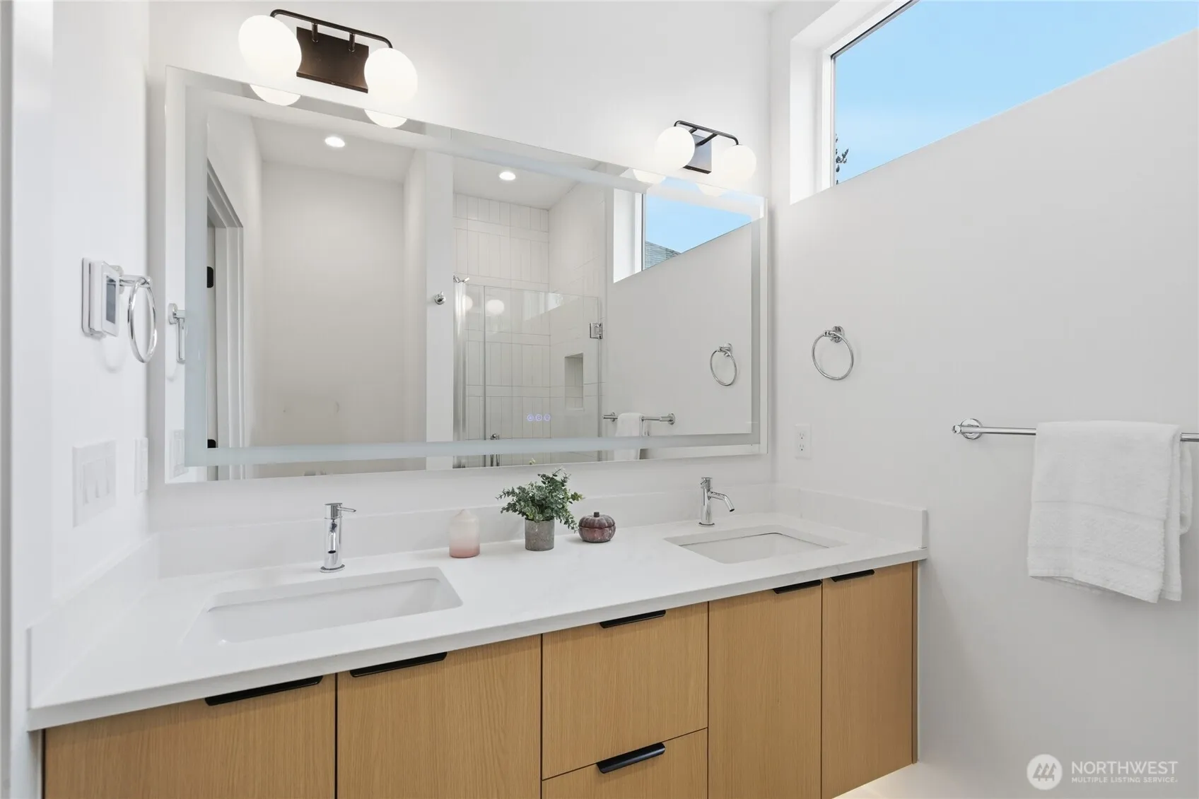 Property photo for 6219 9th Avenue Ne, Seattle photo 4