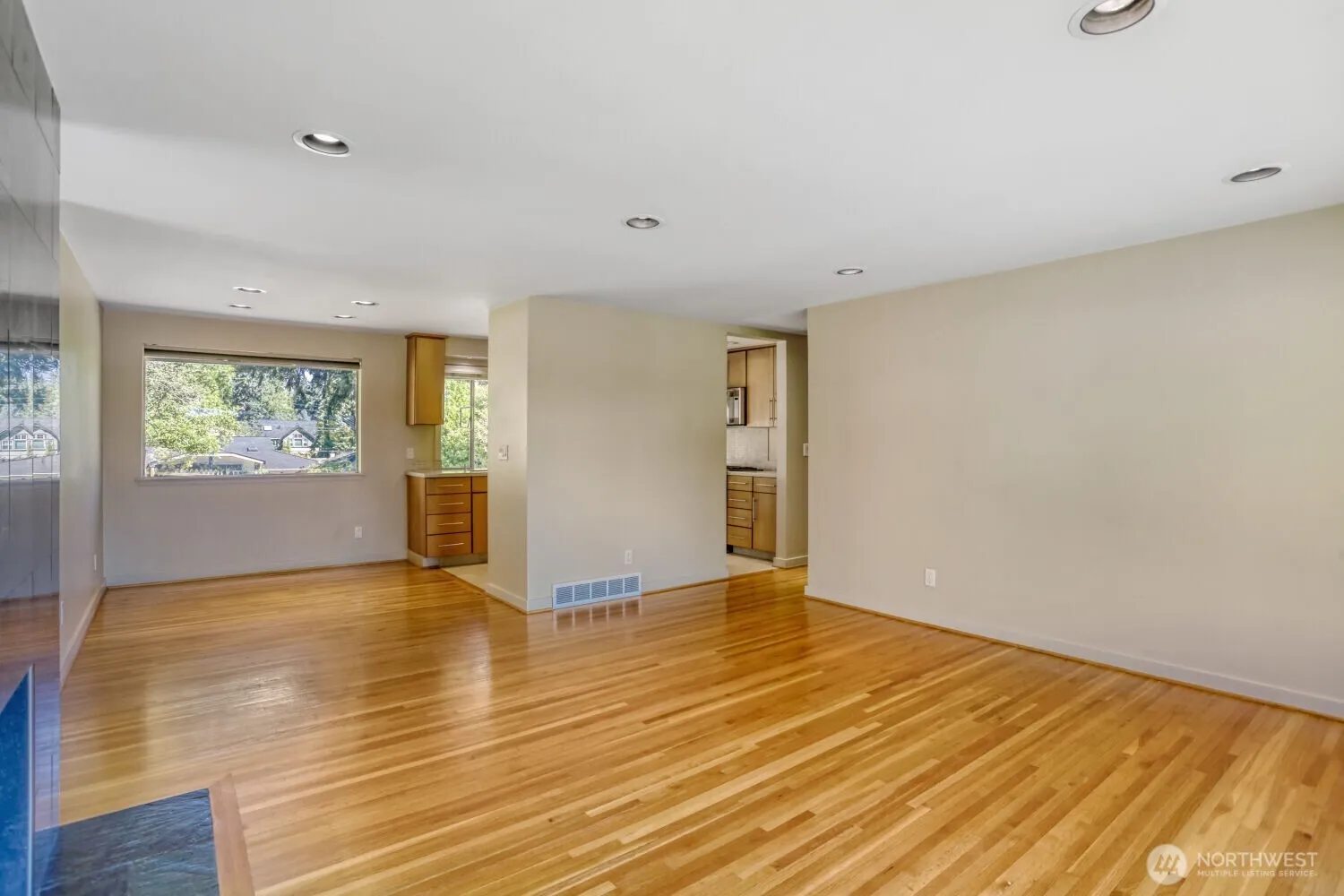 Property photo for 10012 Ne 22nd Street, Bellevue photo 5