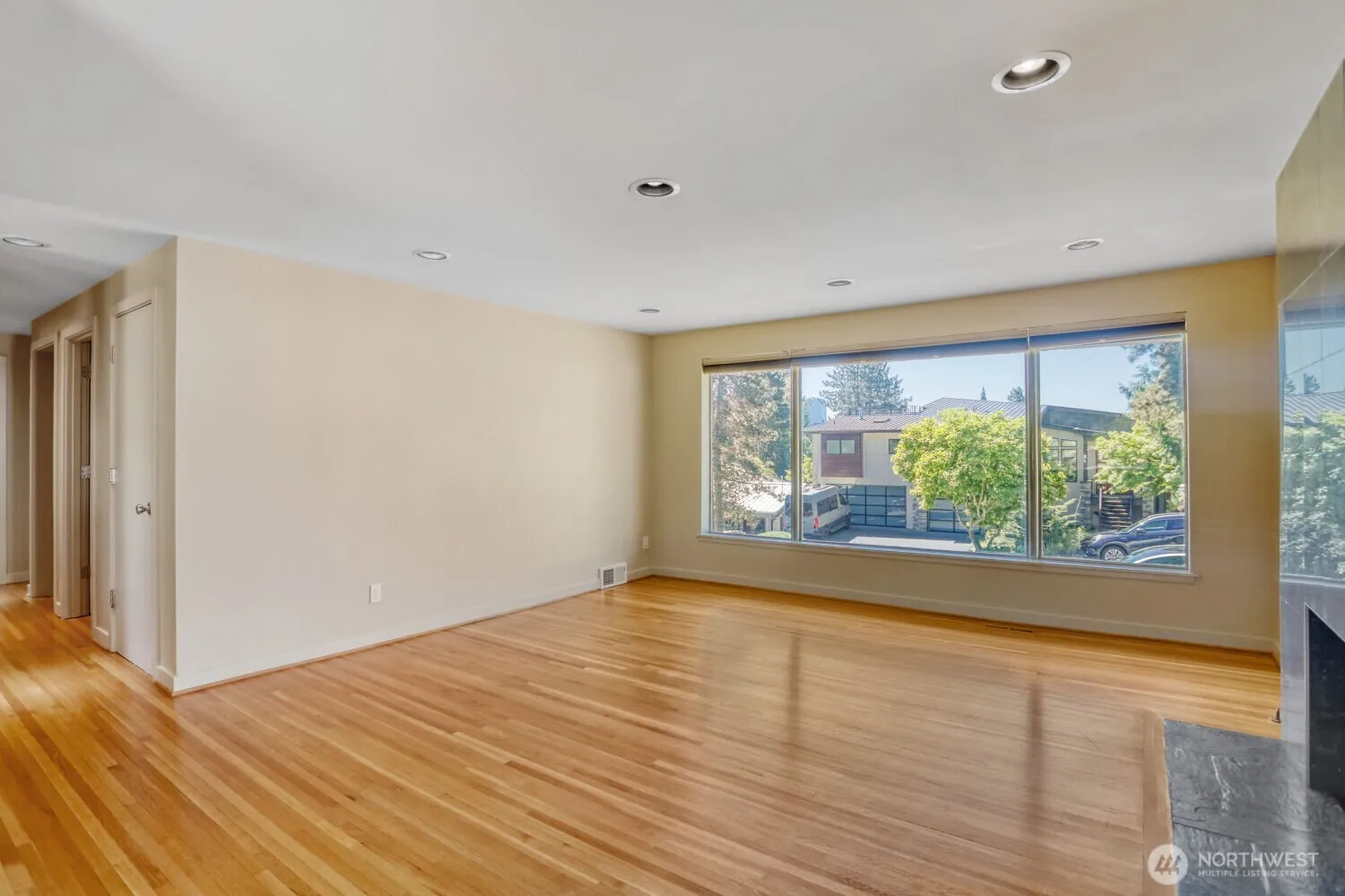 Property photo for 10012 Ne 22nd Street, Bellevue photo 4