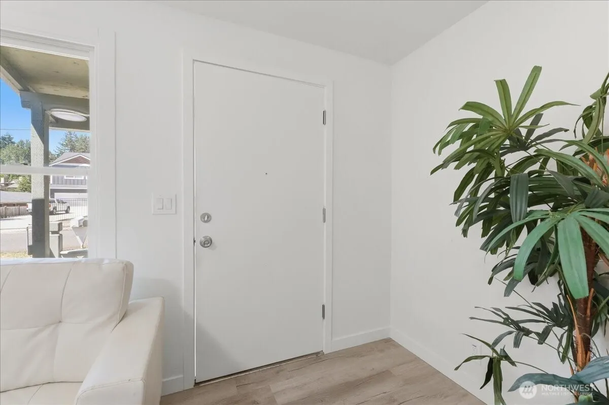 Property photo for 11407 Farwest Drive Sw, Lakewood photo 4