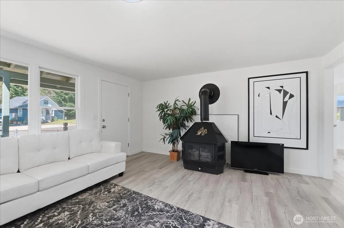 Property photo for 11407 Farwest Drive Sw, Lakewood photo 5