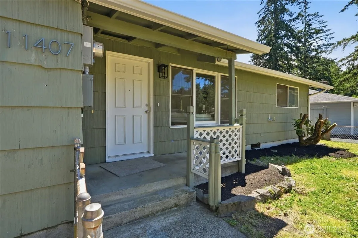 Property photo for 11407 Farwest Drive Sw, Lakewood photo 3