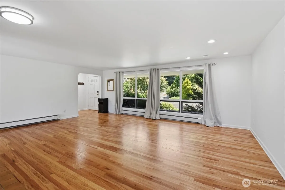 Property photo for 15551 Greenwood Avenue N, Shoreline photo 4