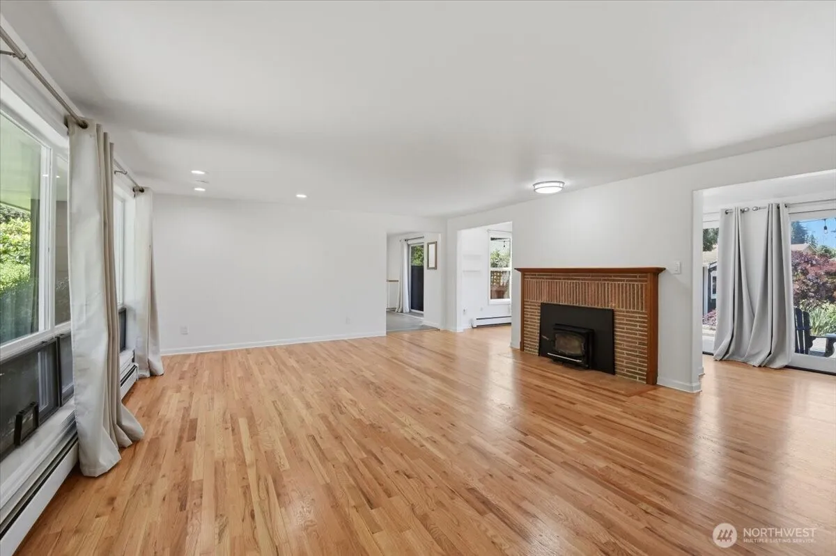 Property photo for 15551 Greenwood Avenue N, Shoreline photo 2
