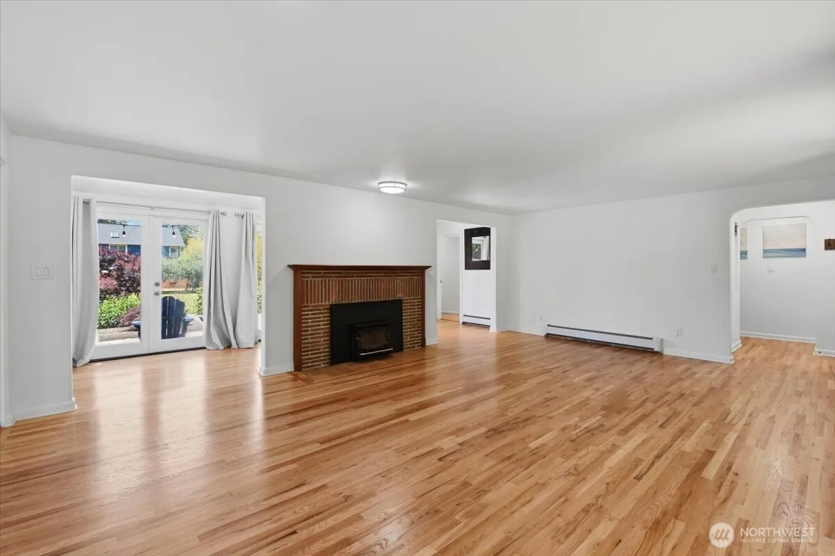 Property photo for 15551 Greenwood Avenue N, Shoreline photo 3