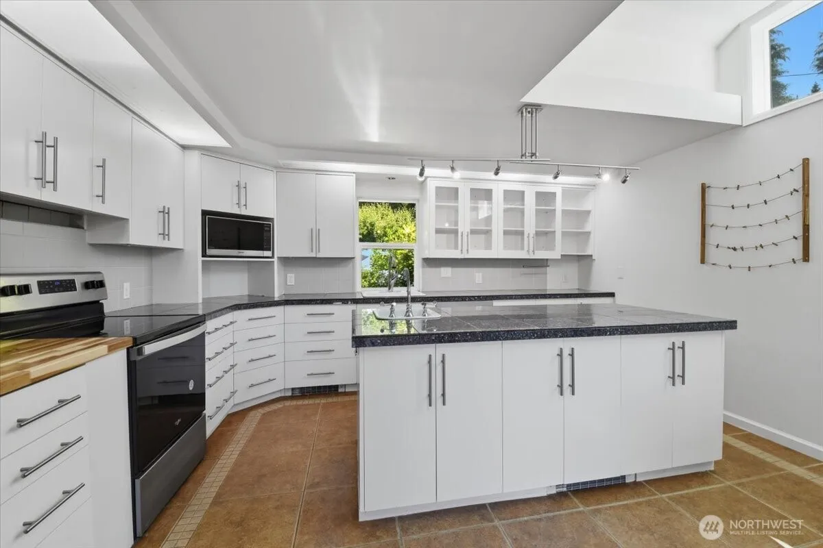 Property photo for 15551 Greenwood Avenue N, Shoreline photo 5