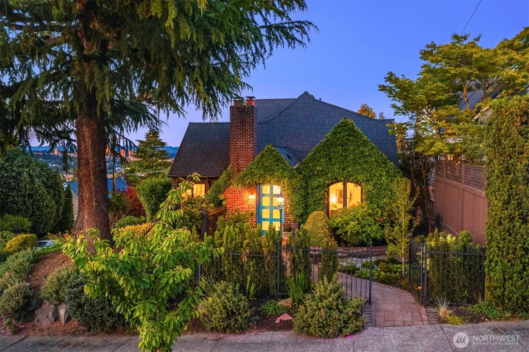 Property photo for 2556 1st Avenue N, Seattle