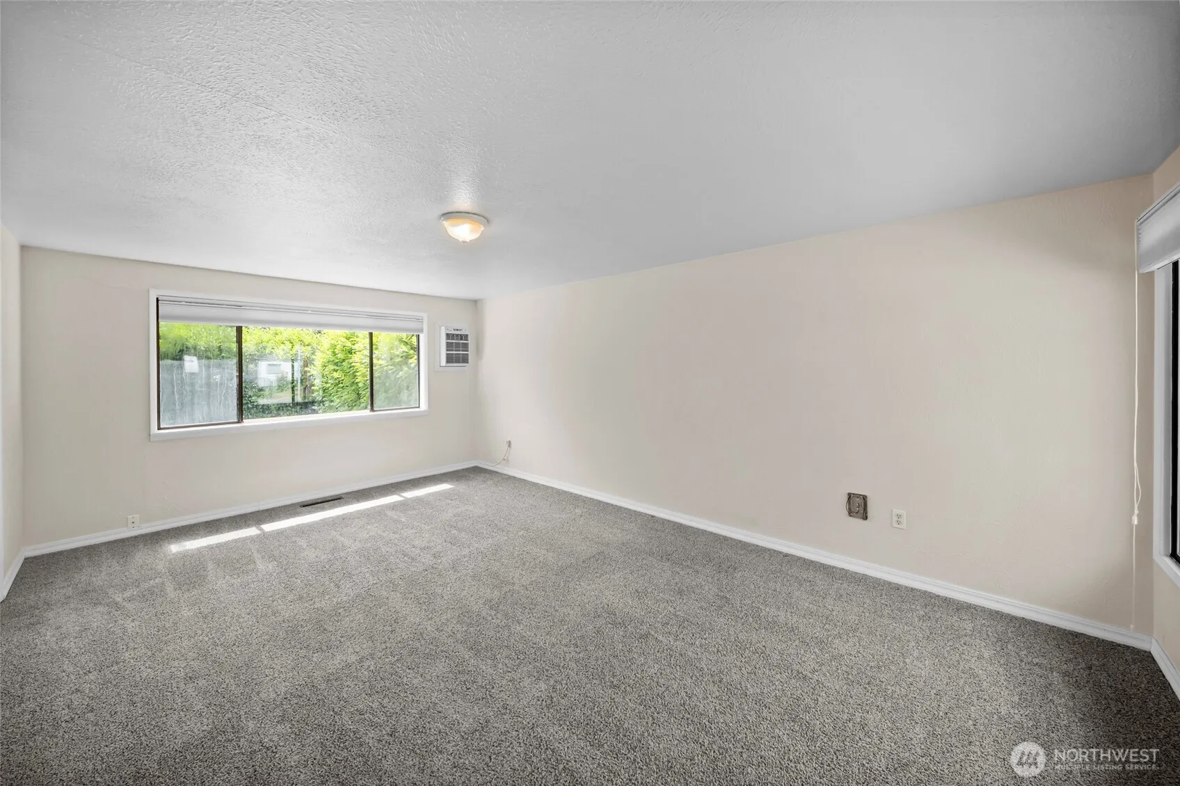 Property photo for 15205 Grant Avenue Sw, Lakewood photo 4