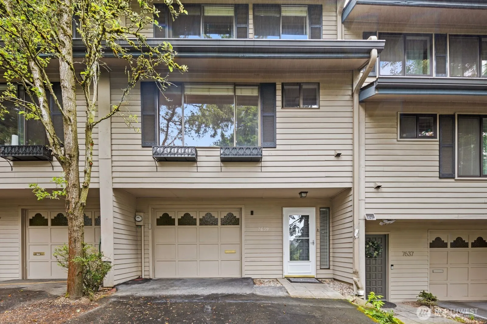 Property photo for 7639 Se 29th Street, Mercer Island photo 2