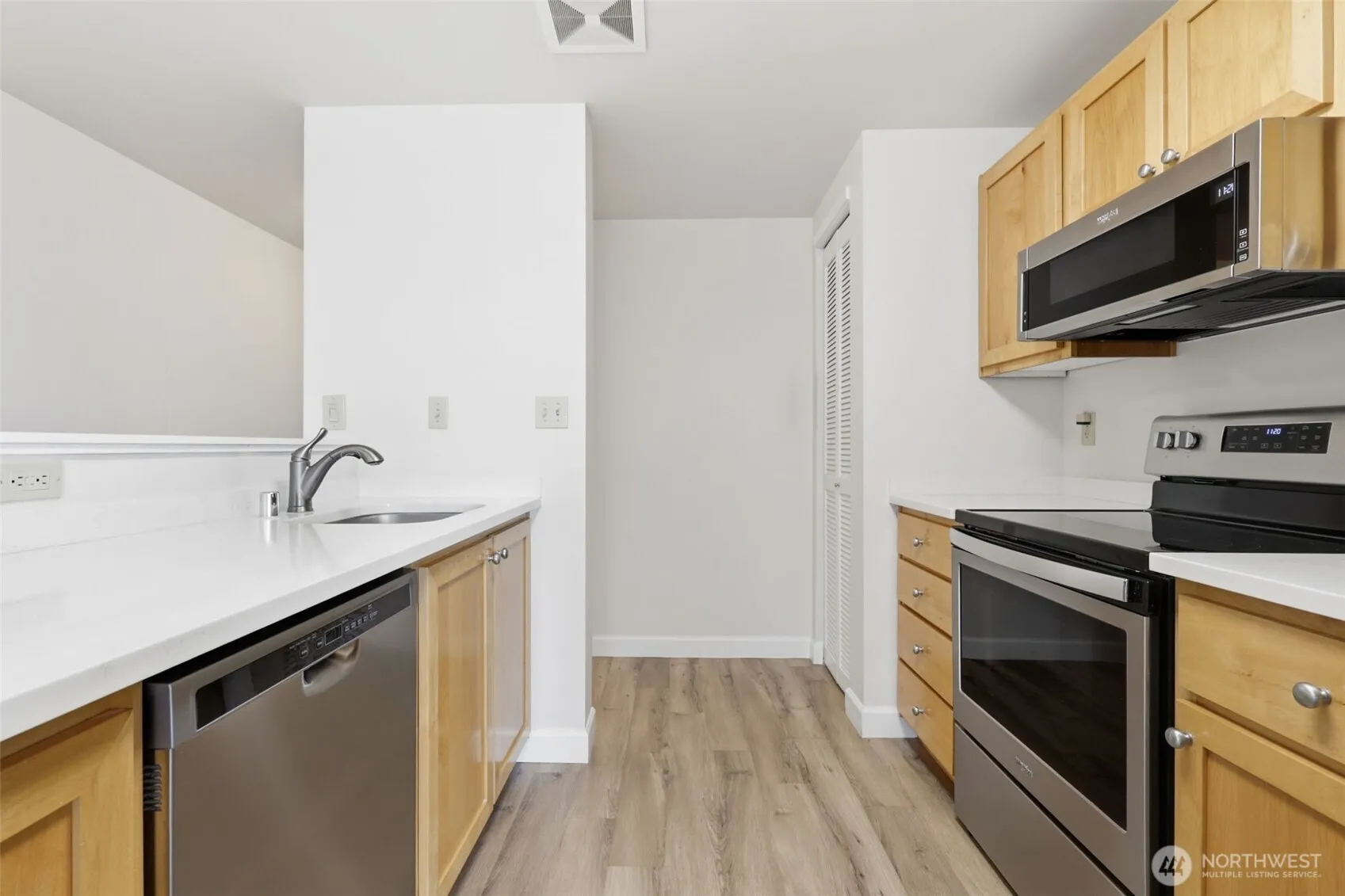 Property photo for 701 Columbia Street #612, Vancouver photo 4