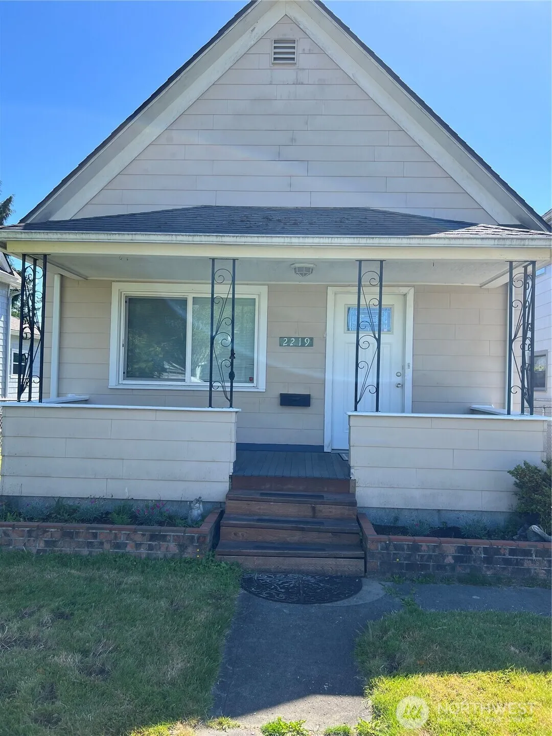 Property photo for 2219 Rockefeller Ave, Everett