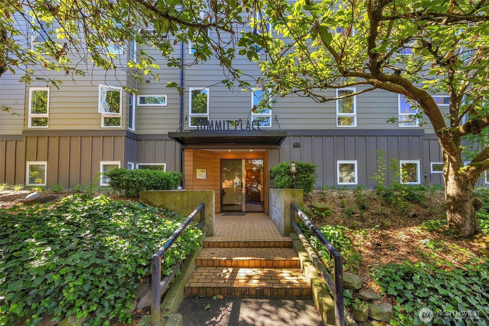 Property photo for 435 Summit Avenue E #402, Seattle photo 2