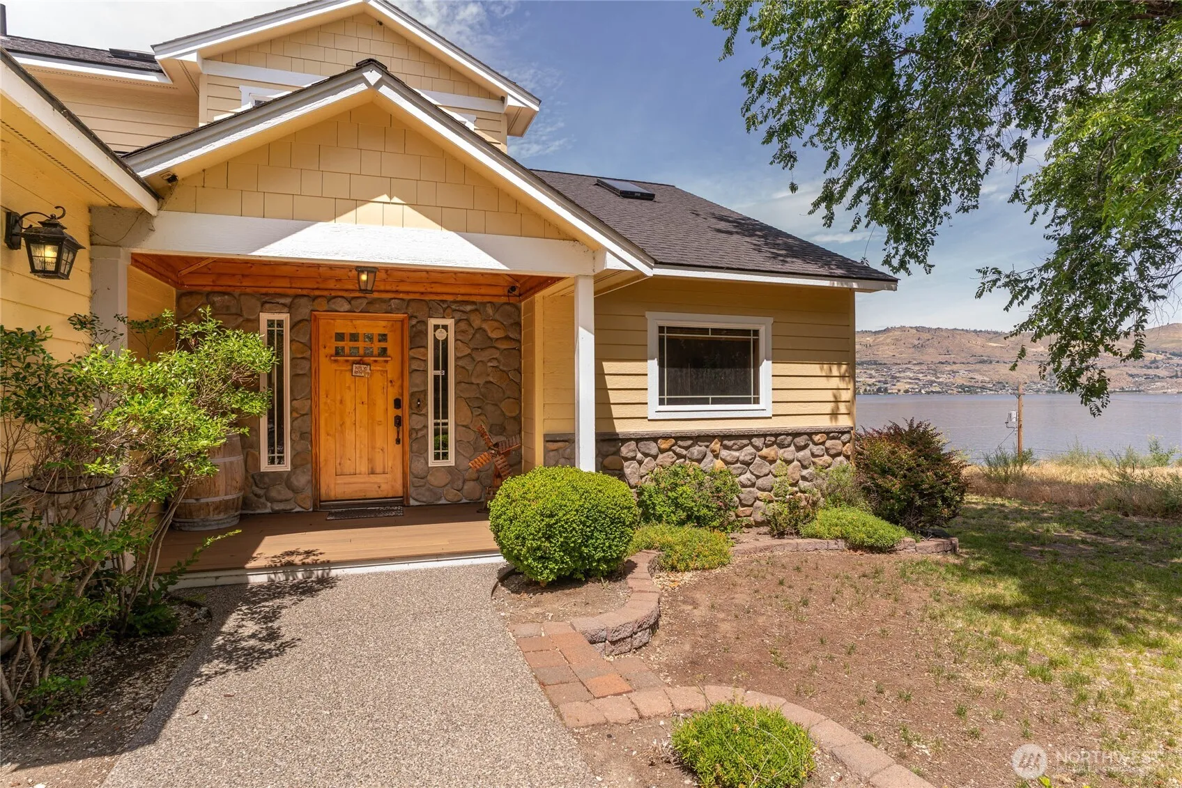 Property photo for 915 S Lakeshore Drive, Chelan photo 2