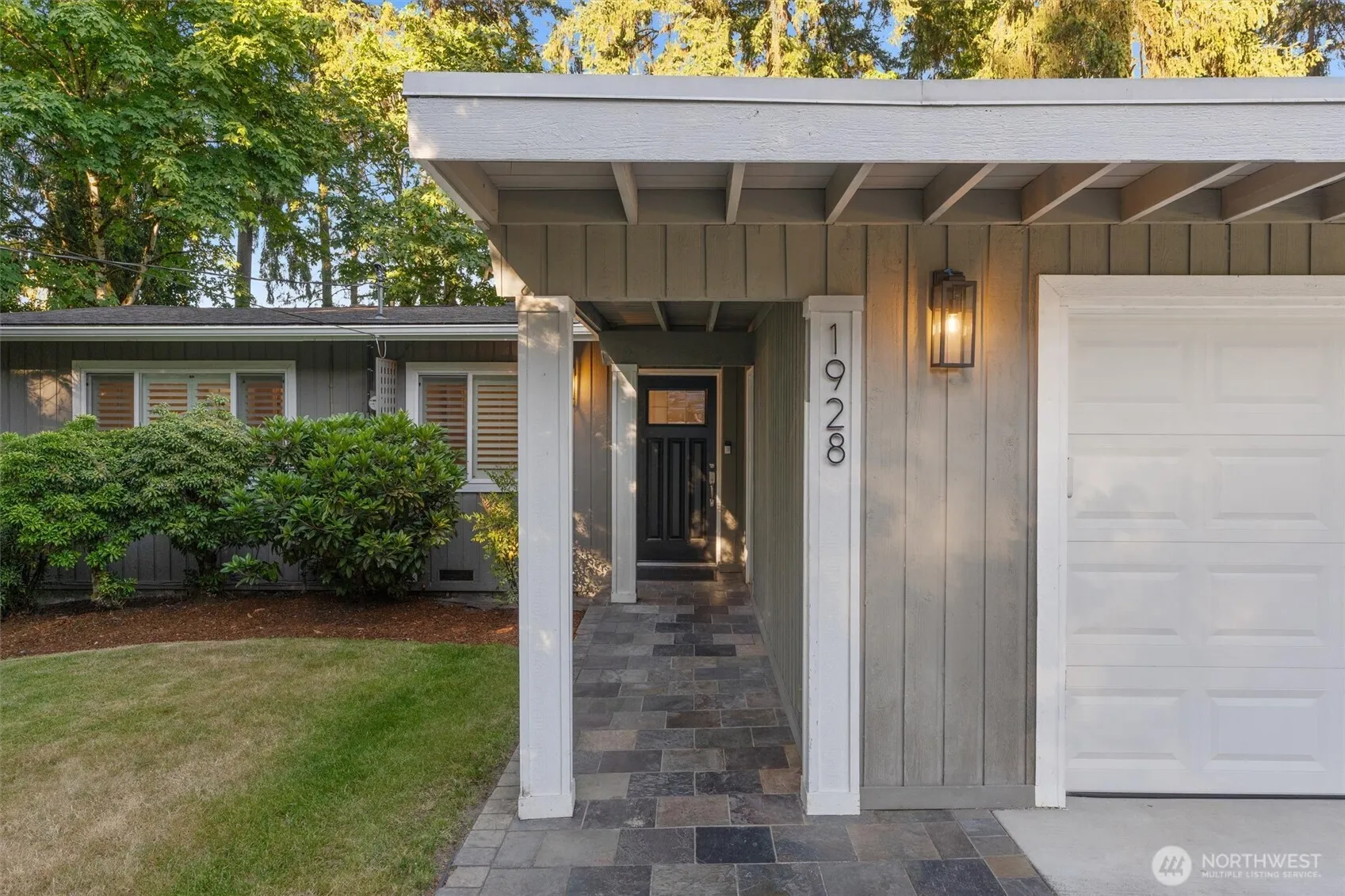 Property photo for 1928 109th Avenue Se, Bellevue photo 2