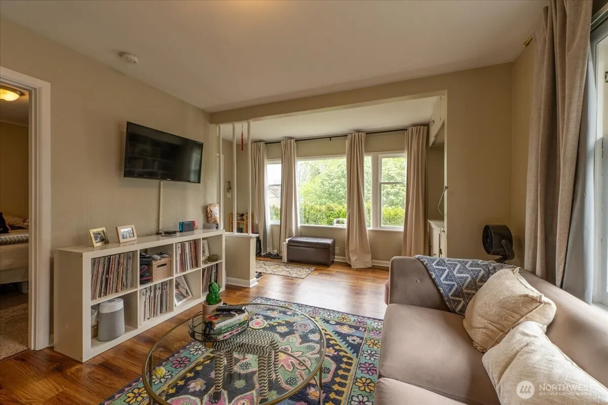 Property photo for 7945 9th Avenue Sw, Seattle photo 4