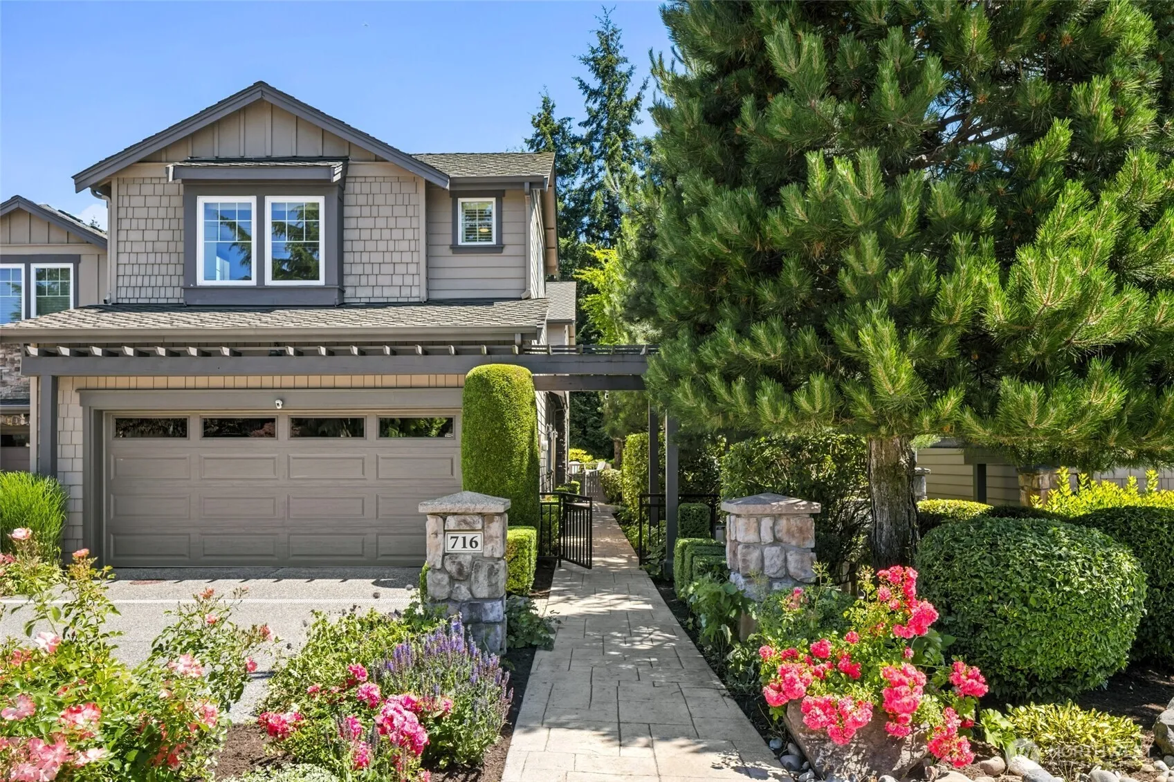 Property photo for 716 99 Avenue Ne, Bellevue