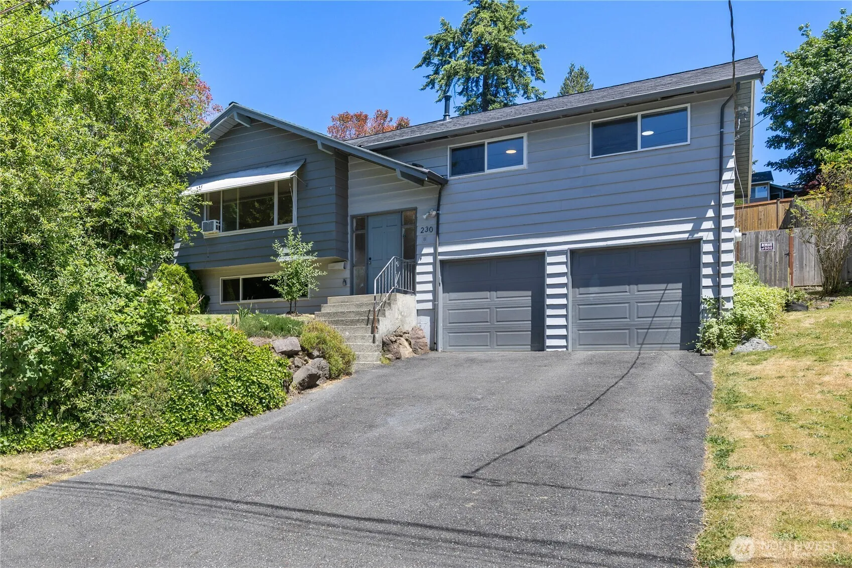 Property photo for 203 105th Avenue Se, Bellevue photo 2