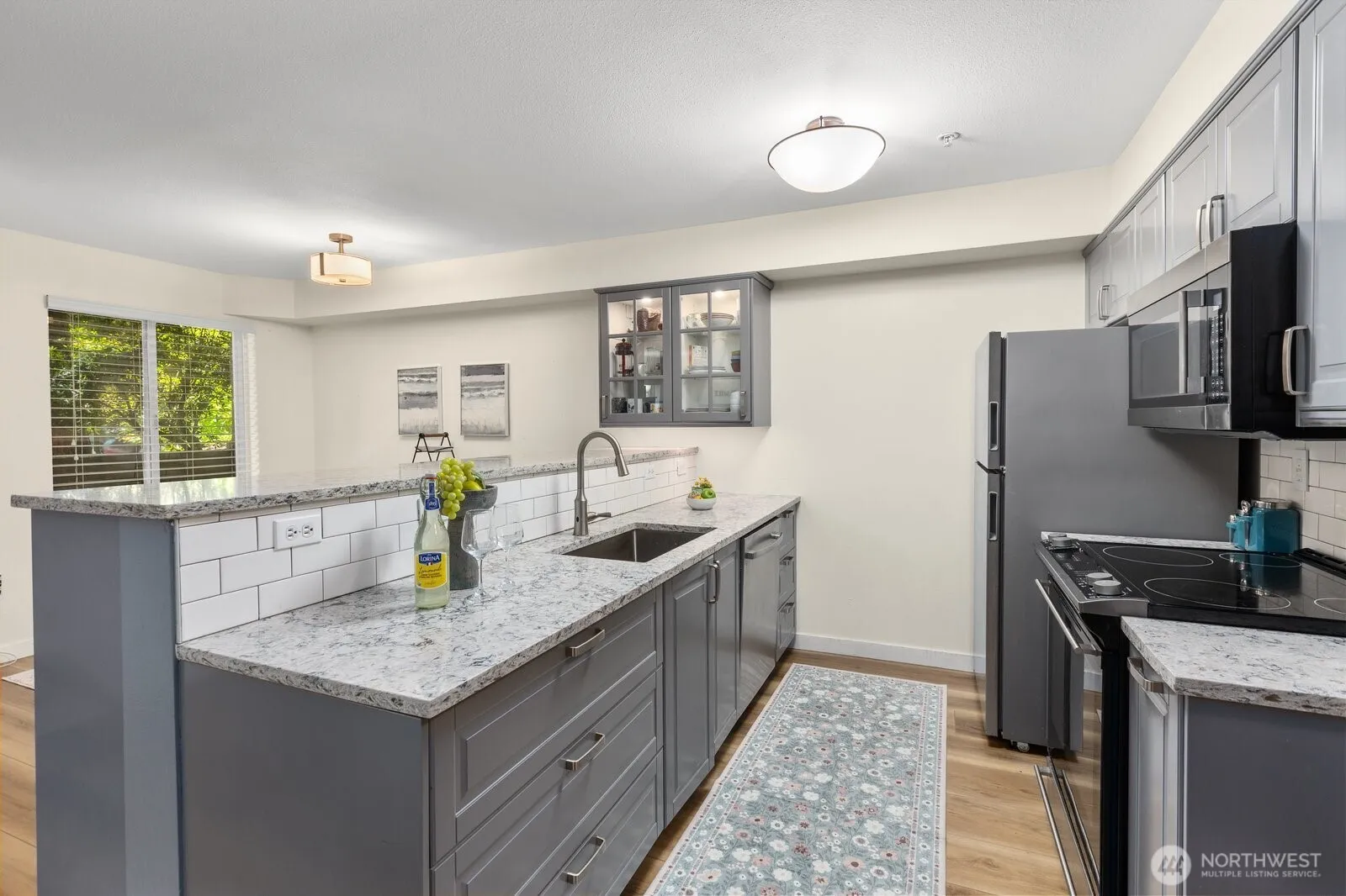 Property photo for 5501 Lakemont Boulevard Se #102, Bellevue photo 2