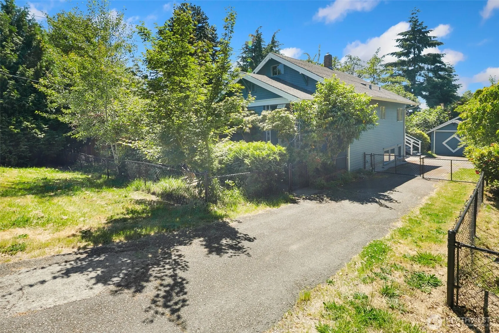 Property photo for 10045 10th Avenue Sw, Seattle photo 2