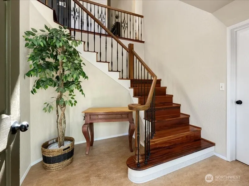 Property photo for 15812 71st Avenue Ne, Kenmore photo 3