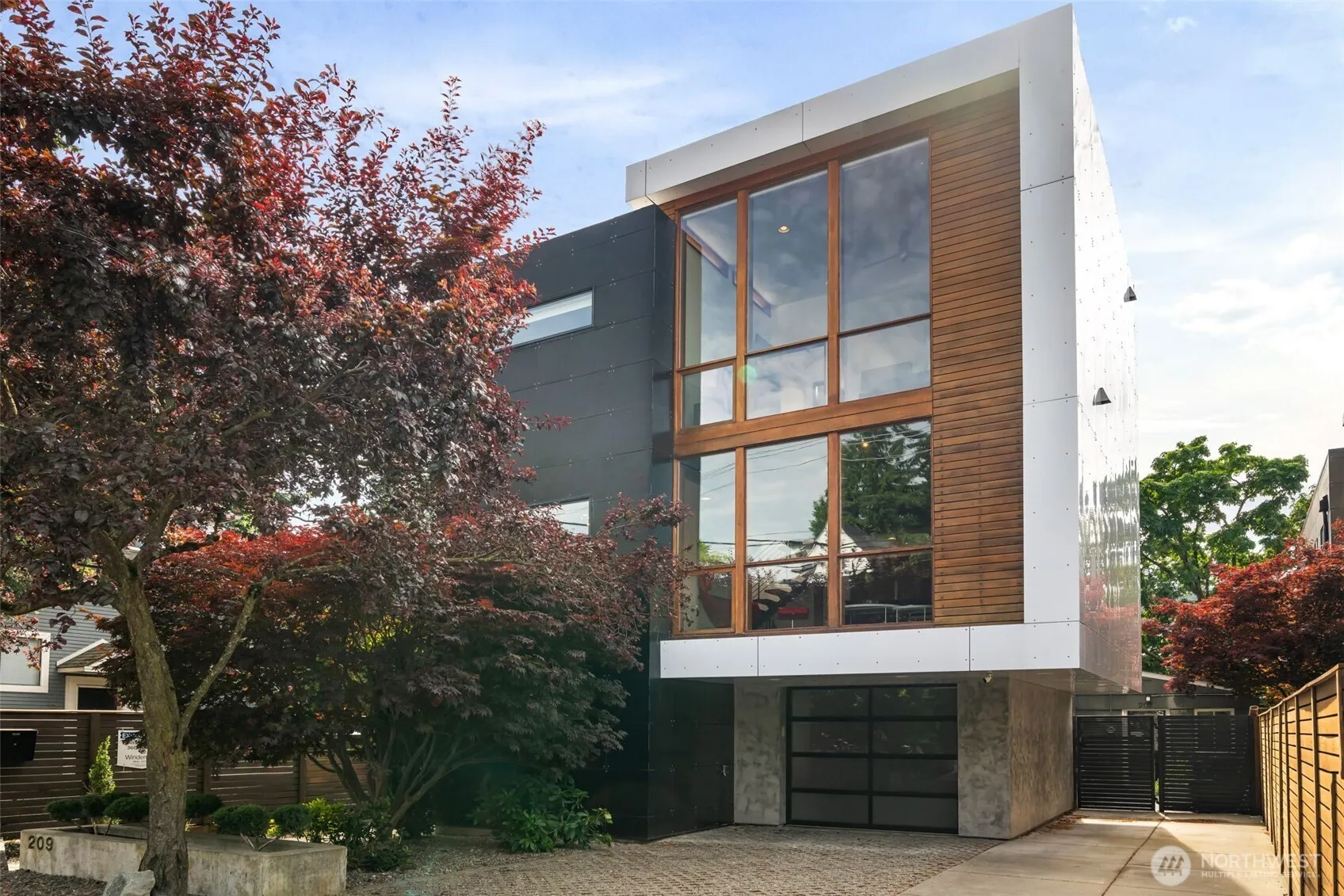 Property photo for 209 12th Ave E, Seattle