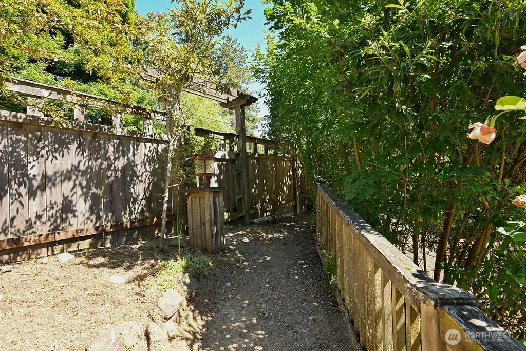 Property photo for 14323 12th Avenue Sw, Burien photo 3