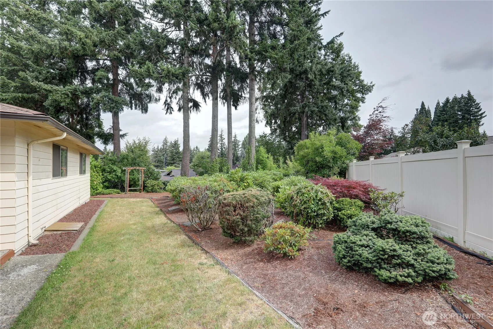 Property photo for 16724 Ne 22nd Street, Bellevue photo 2