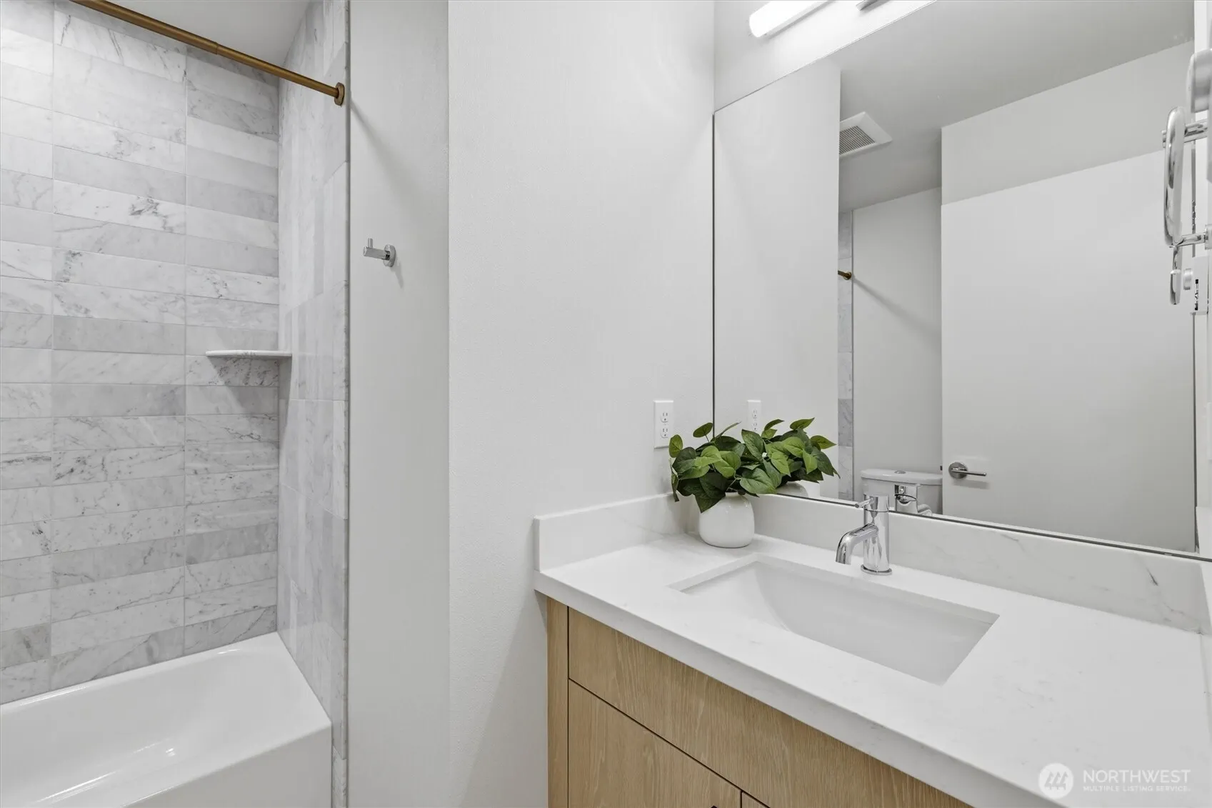 Property photo for 105 B 39th Avenue Nw, Seattle photo 5