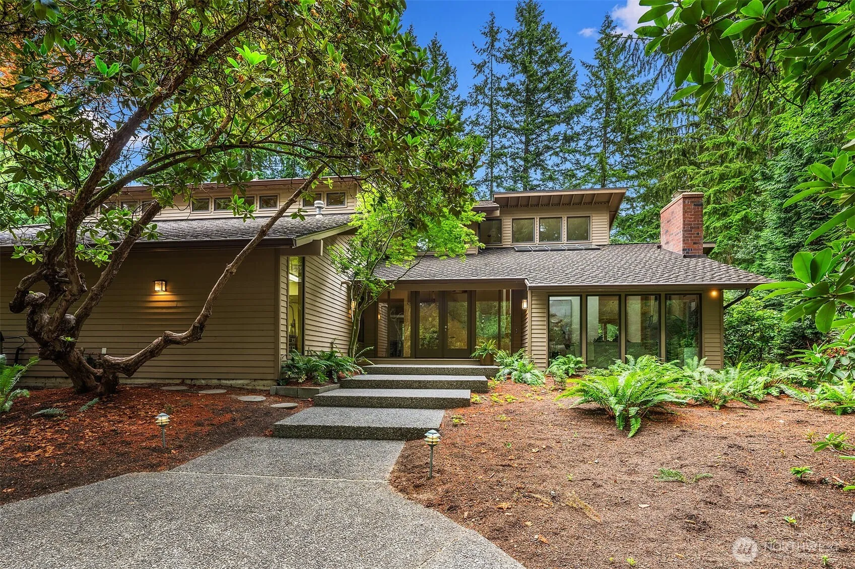 Property photo for 12820 Ne 39th Street, Bellevue