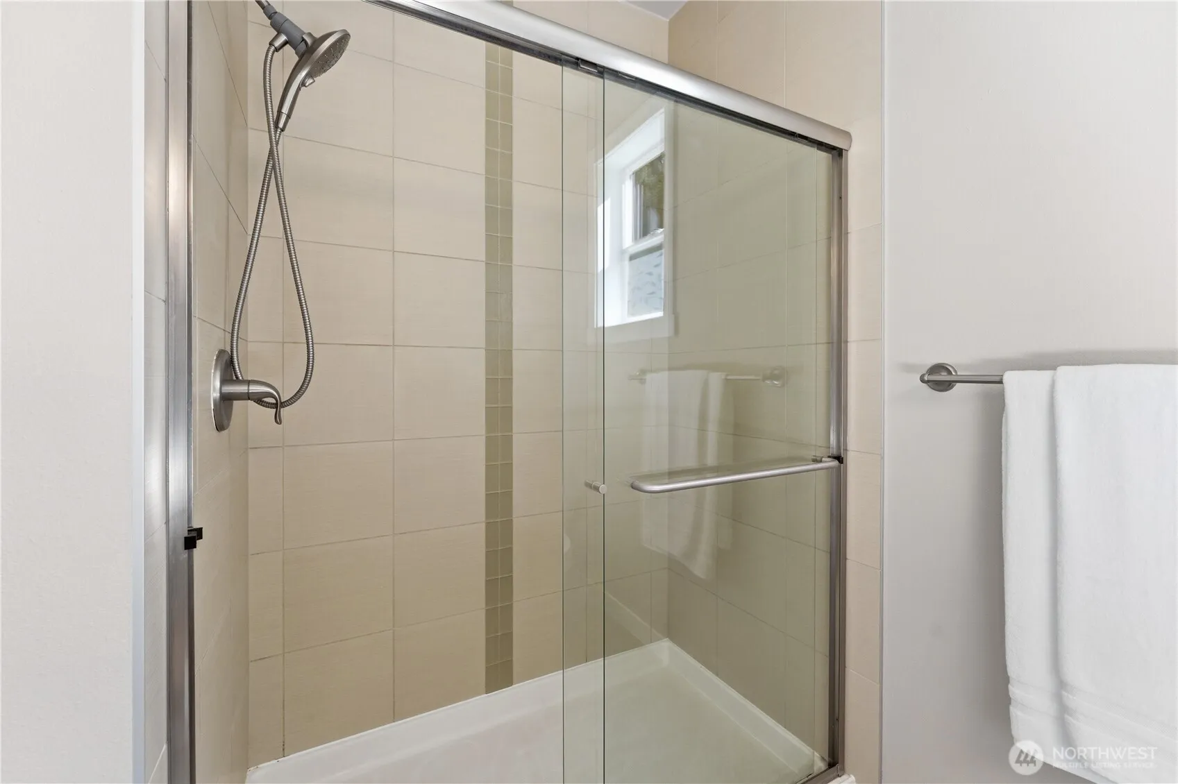 Property photo for 16005 74th Avenue Ne, Kenmore photo 5