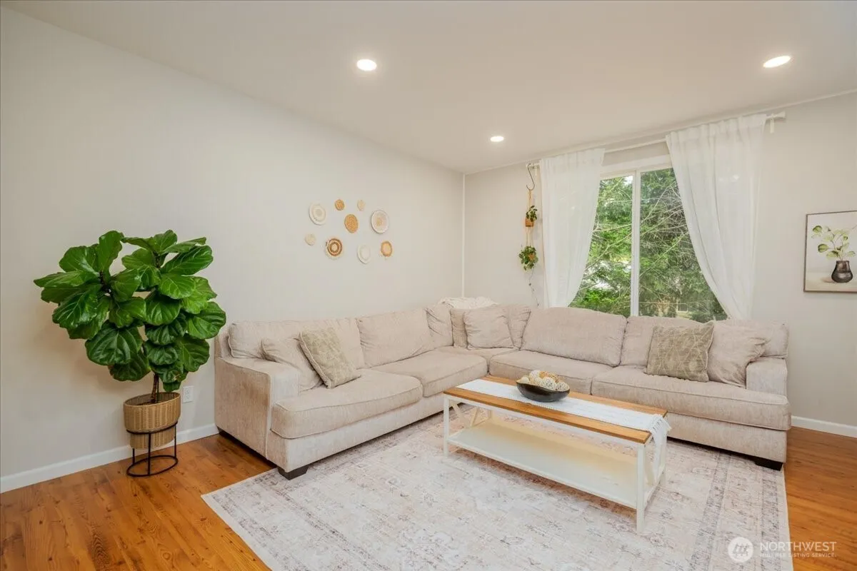 Property photo for 10410 Holly Drive #e, Everett photo 4