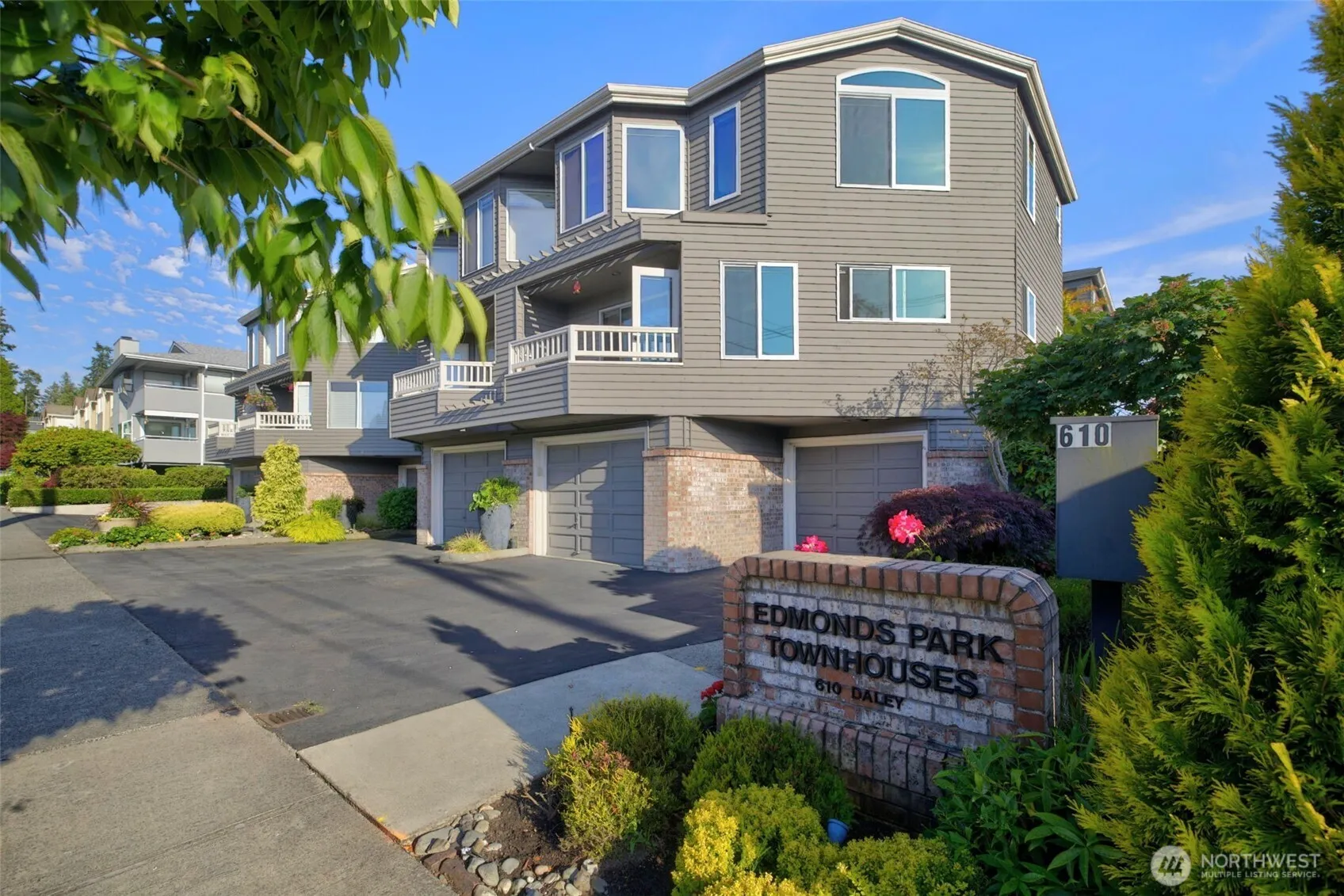 Property photo for 610 Daley Street #e, Edmonds photo 2