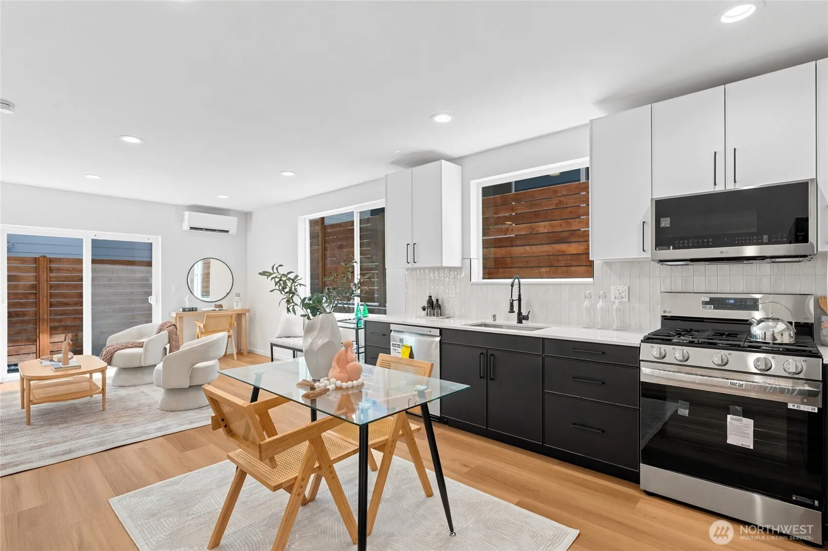 Property photo for 10704 Linden Avenue N, Seattle photo 4