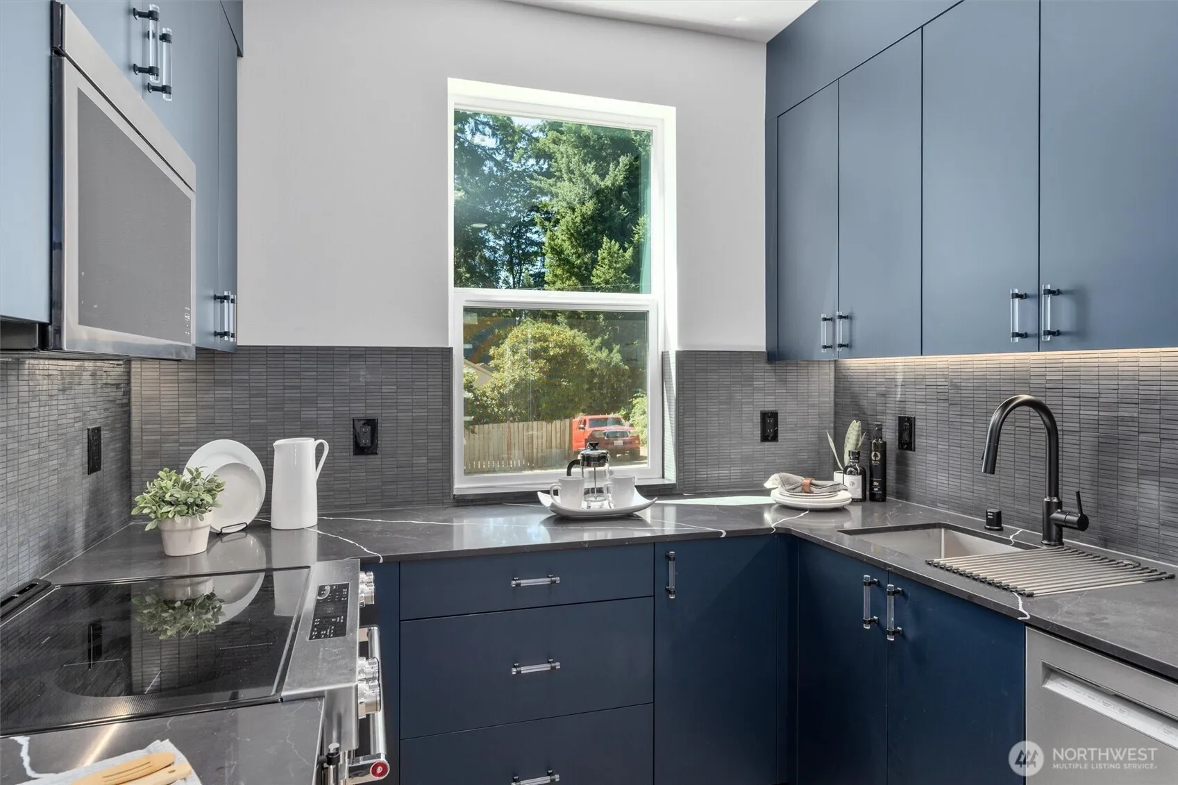 Property photo for 10736 Interlake Avenue N, Seattle photo 2