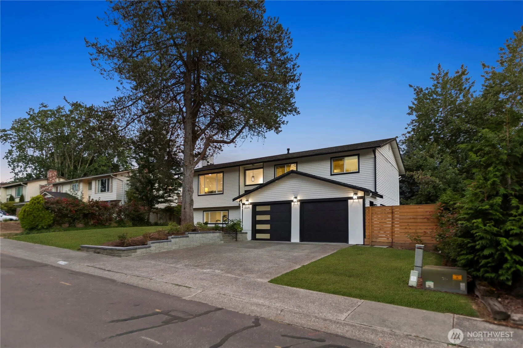 Property photo for 12625 Ne 133rd Place, Kirkland photo 2