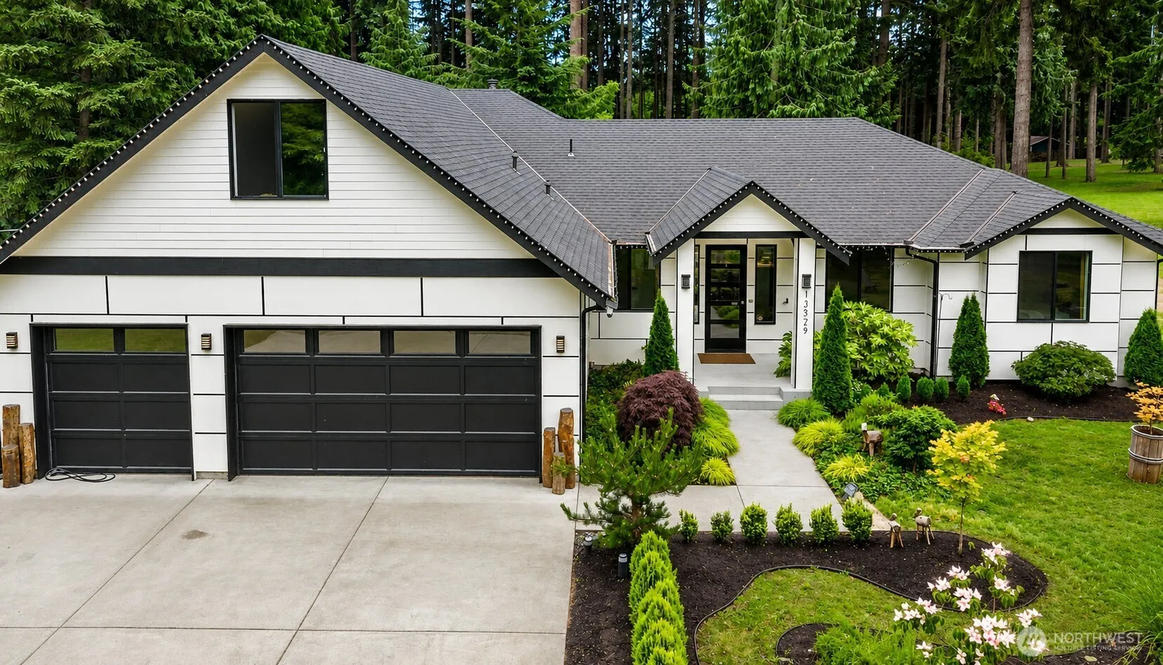 Property photo for 13529 Cascadian Way, Everett photo 2