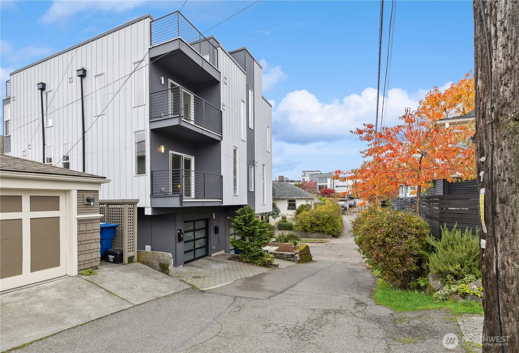 Property photo for 1017 W Crockett Street, Seattle photo 2