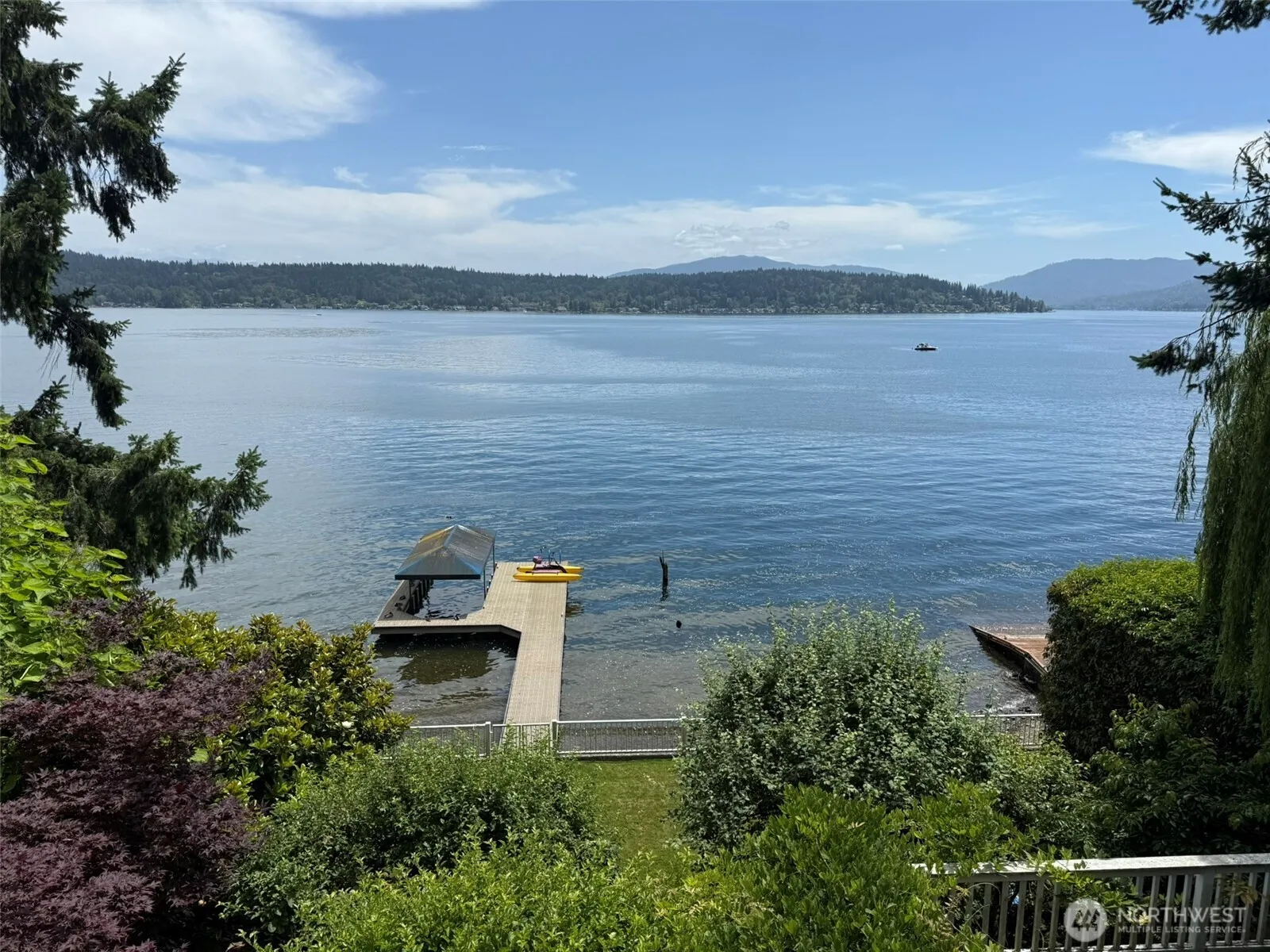 Property photo for 648 Lake Sammamish Lane Ne, Bellevue photo 2