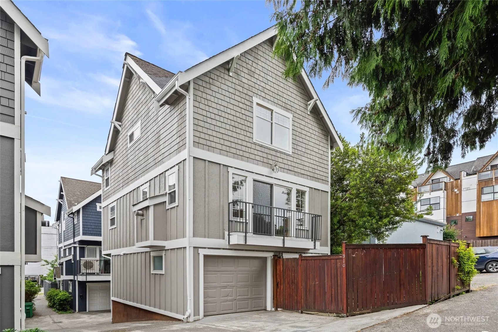 Property photo for 910 N 74th Street, Seattle photo 2