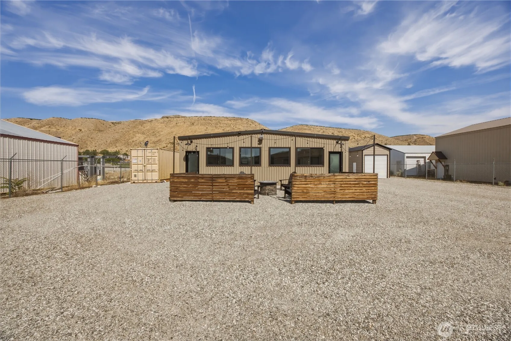Property photo for 102 Lakeshore Drive, Pateros photo 3