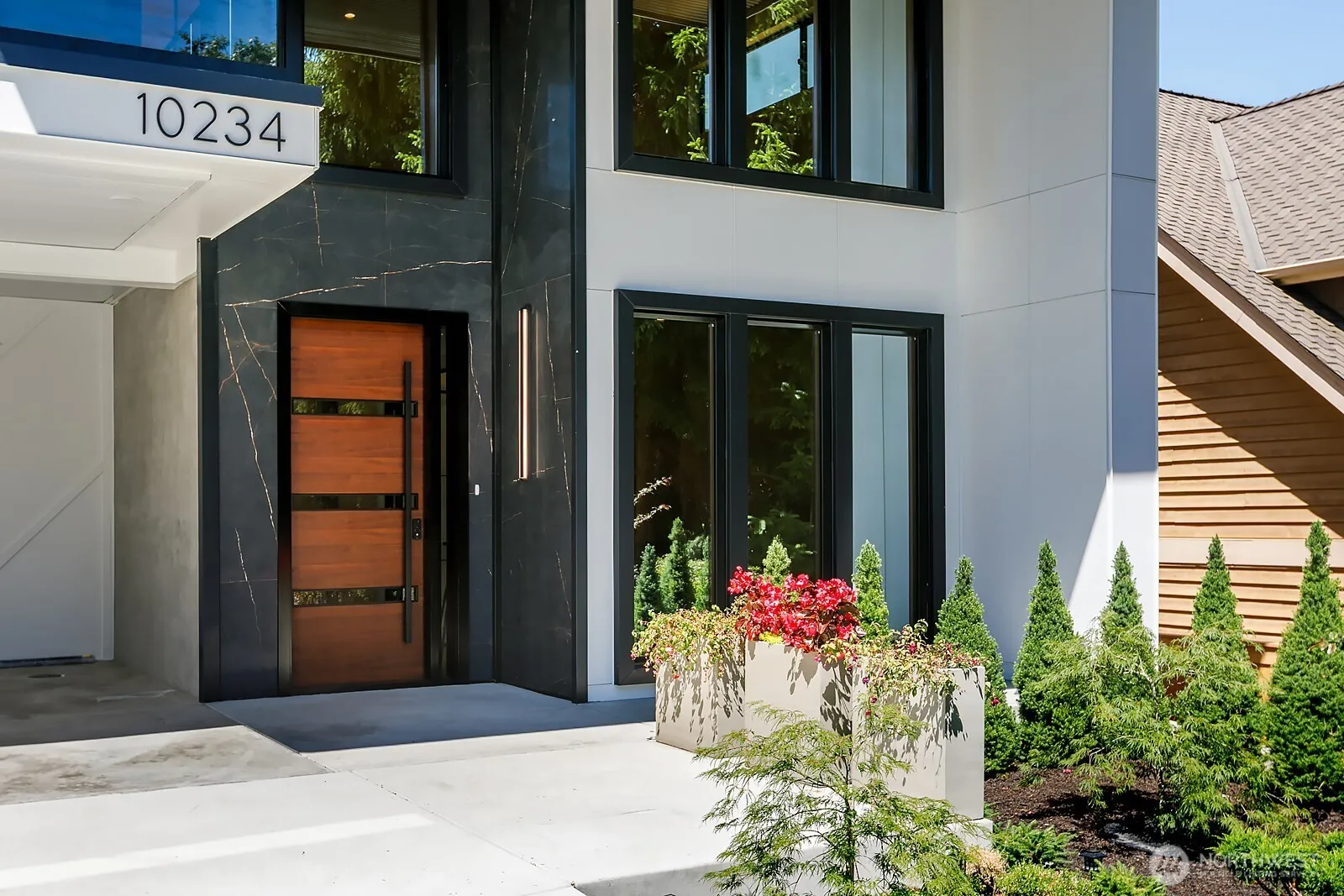 Property photo for 10234 Ne 20th Place, Bellevue photo 2